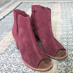 Toms cranberry open toed booties